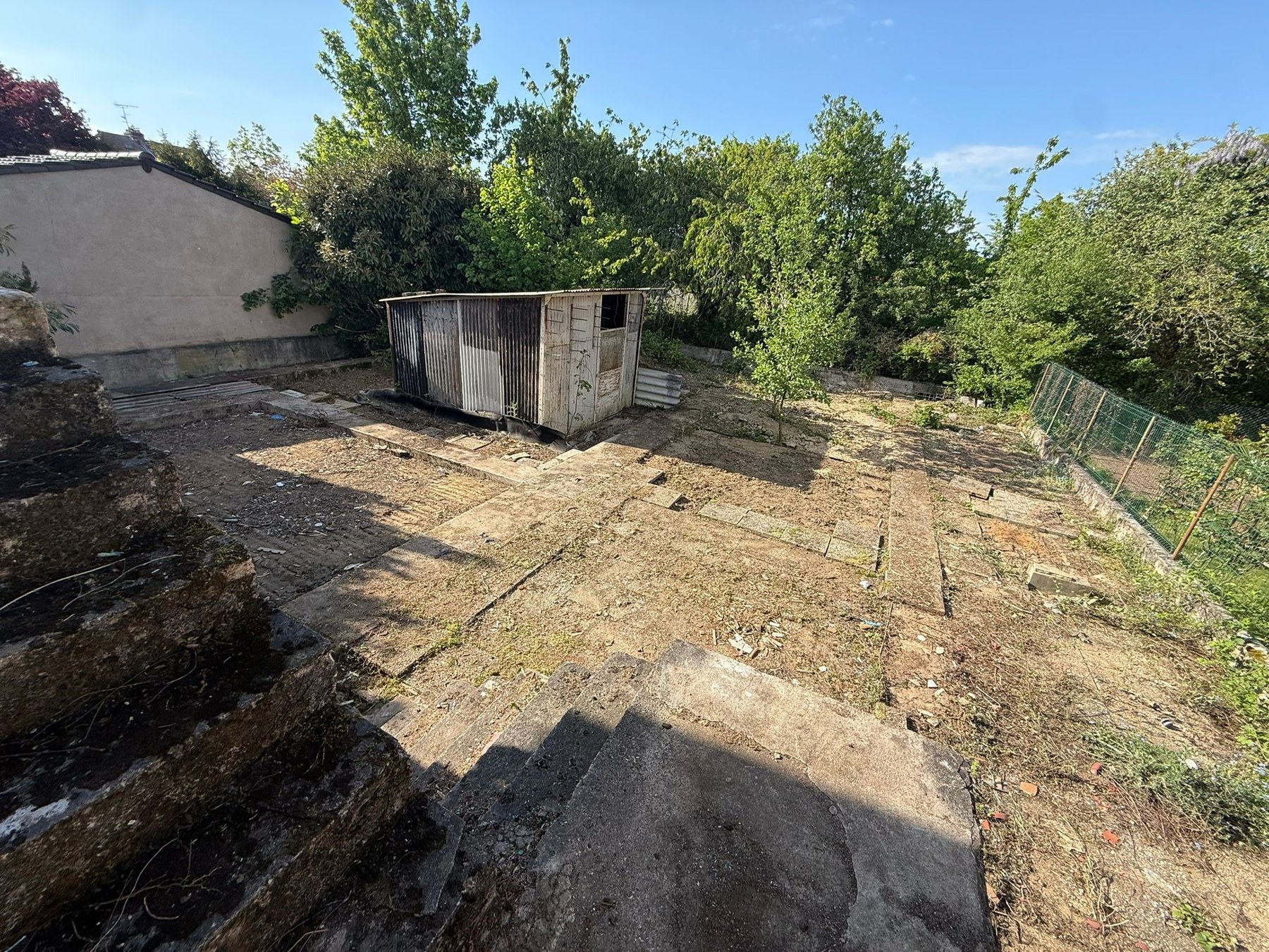 Jardin arrière clos, dans son état d'acquisition avant travaux