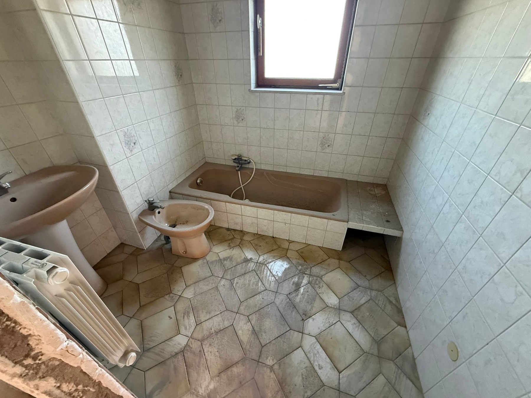 Salle de bain à refaire entièrement, volume intéressant, finitions à reprendre