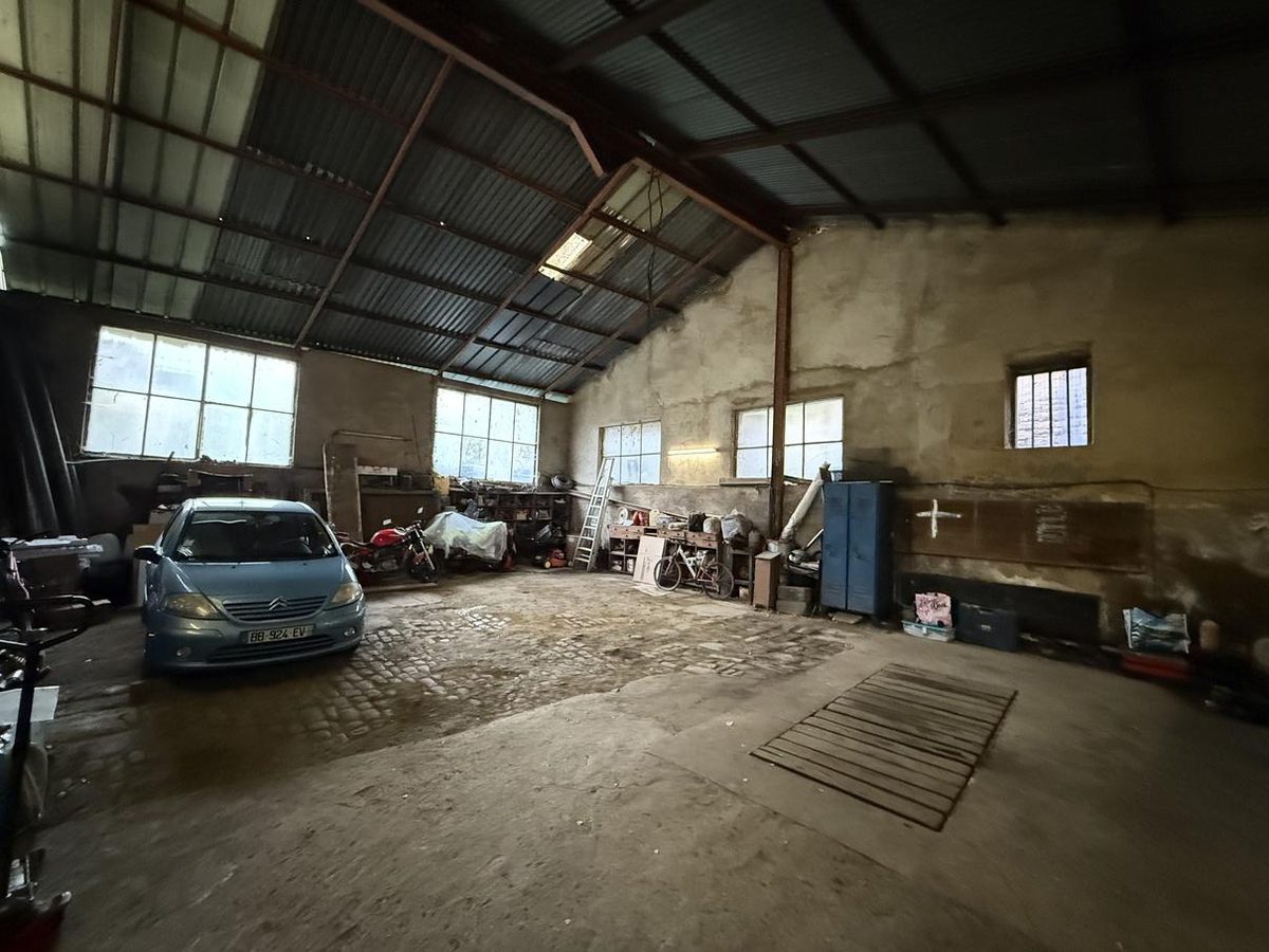 Hangar arrière dans son état actuel, encombré